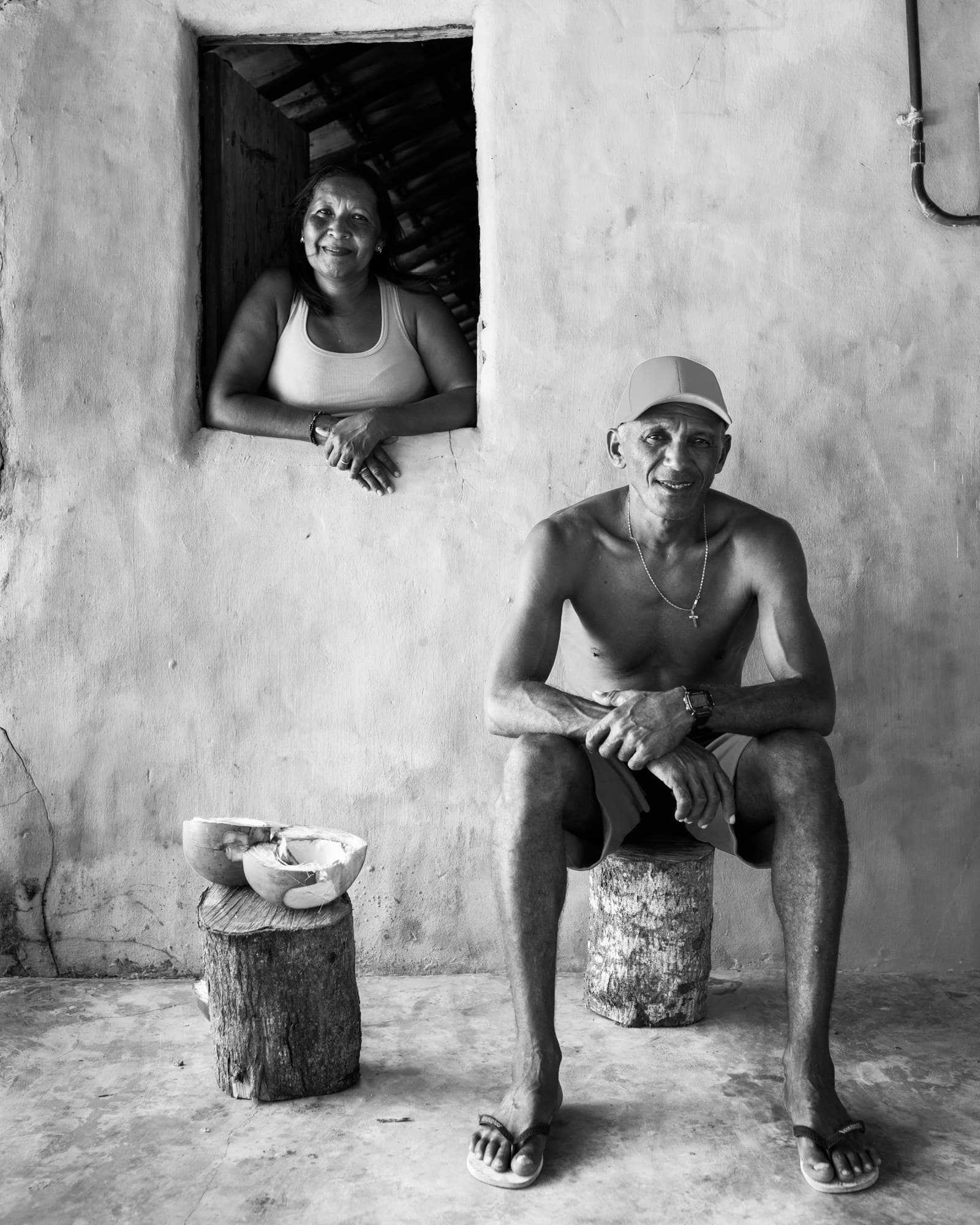 Retrato de pescador da comunidade, sentado com o balde