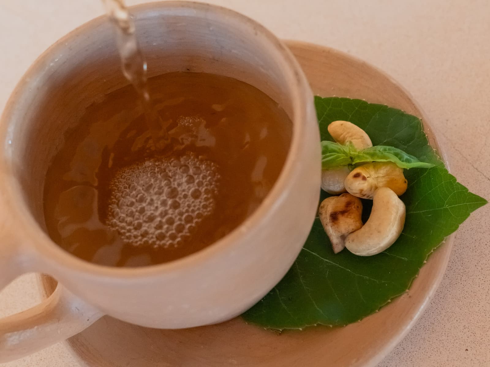 Chá servido com castanha de caju