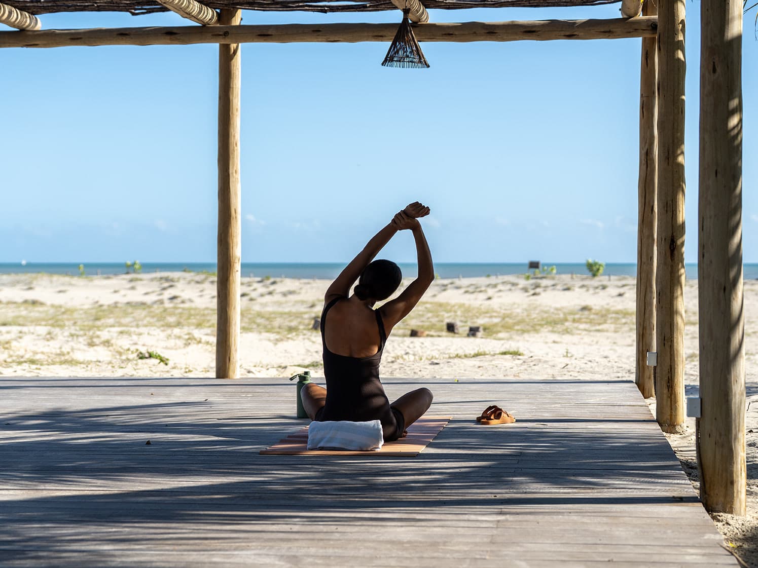Yoga no deck de frente para o mar, em Moréias