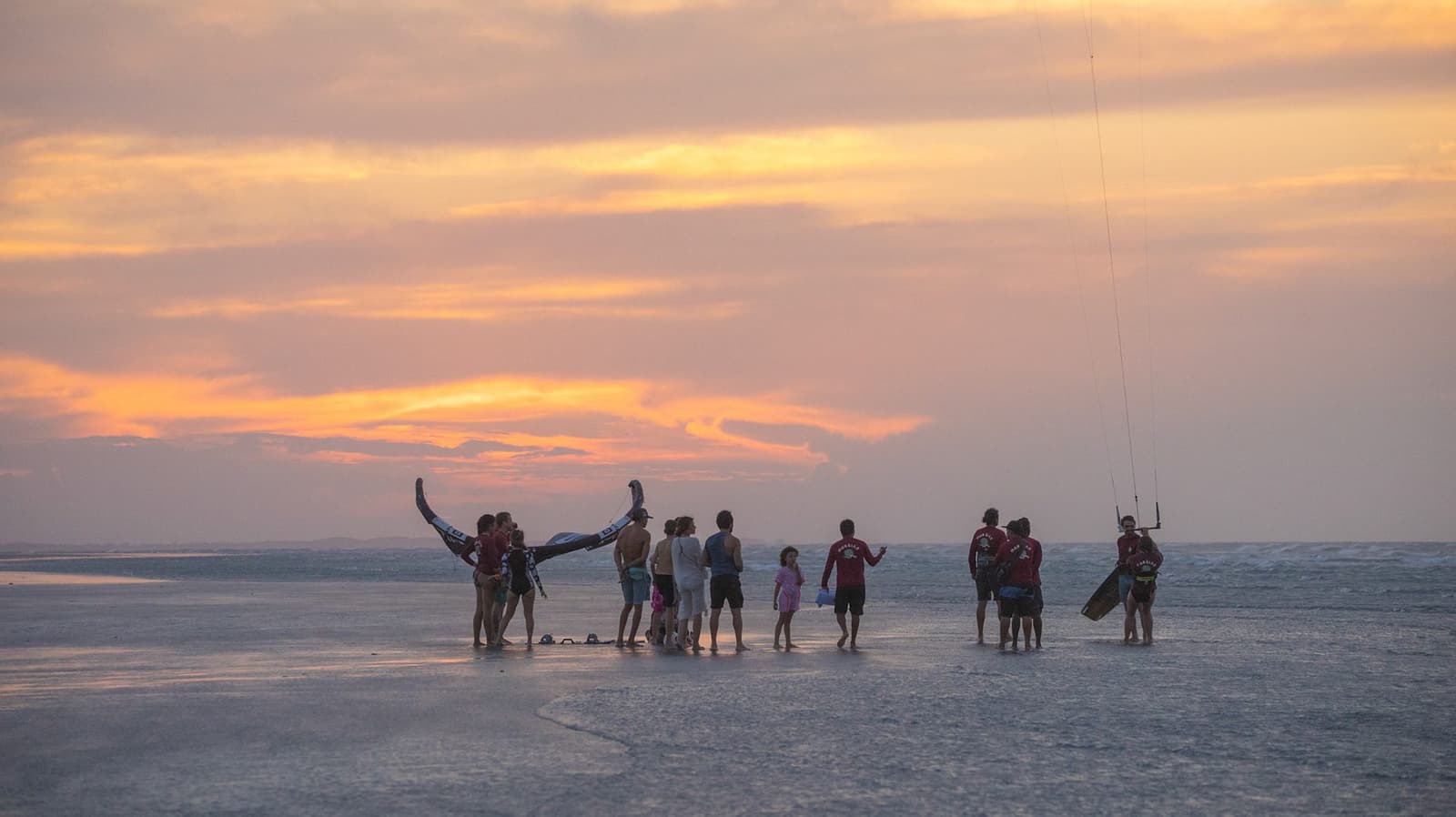 Grupo de pessoas no mar ao pôr do sol em Moréias