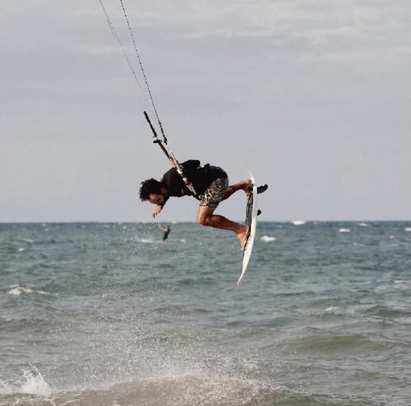 Salto de kite na praia de Moréias