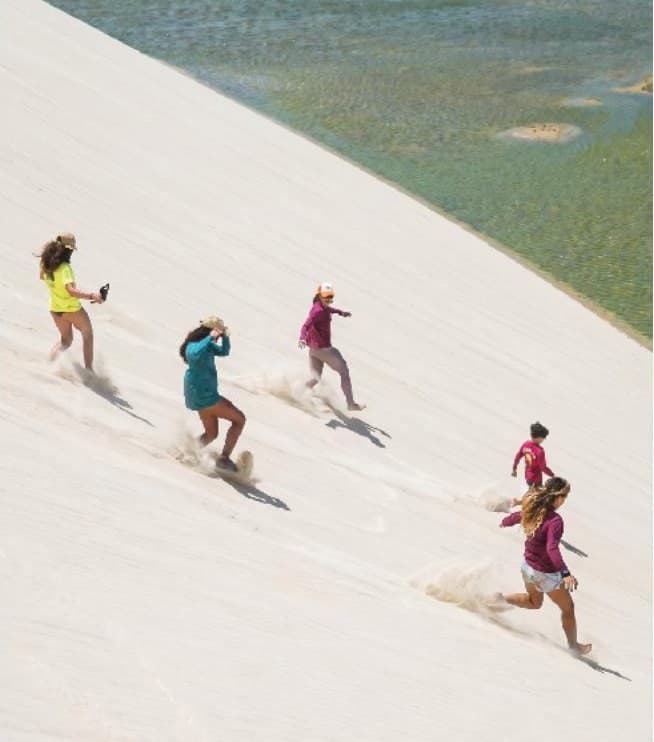 Crianças brincando na duna, em Moréias