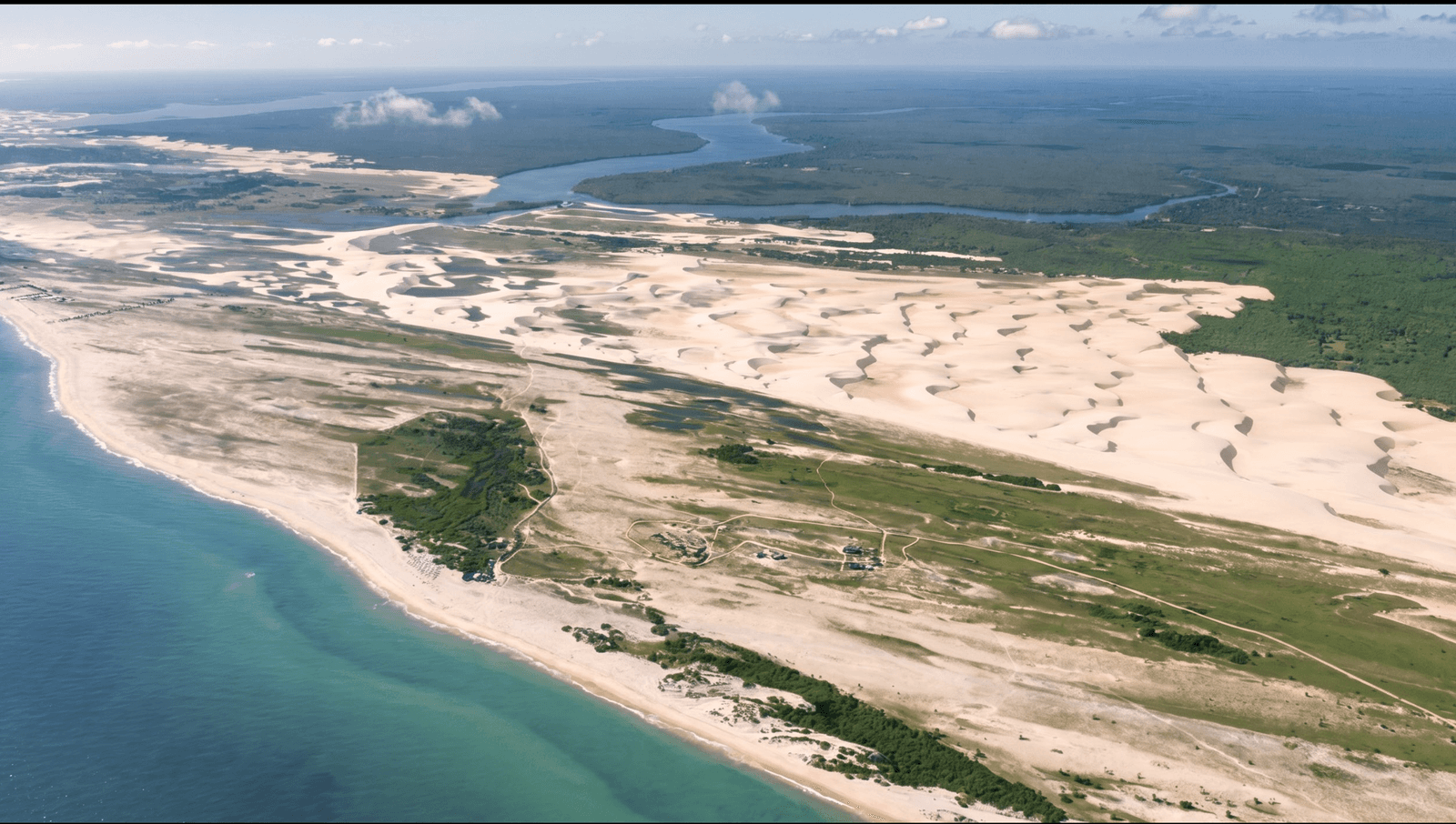O mar e as dunas de Moréias, vistos do alto