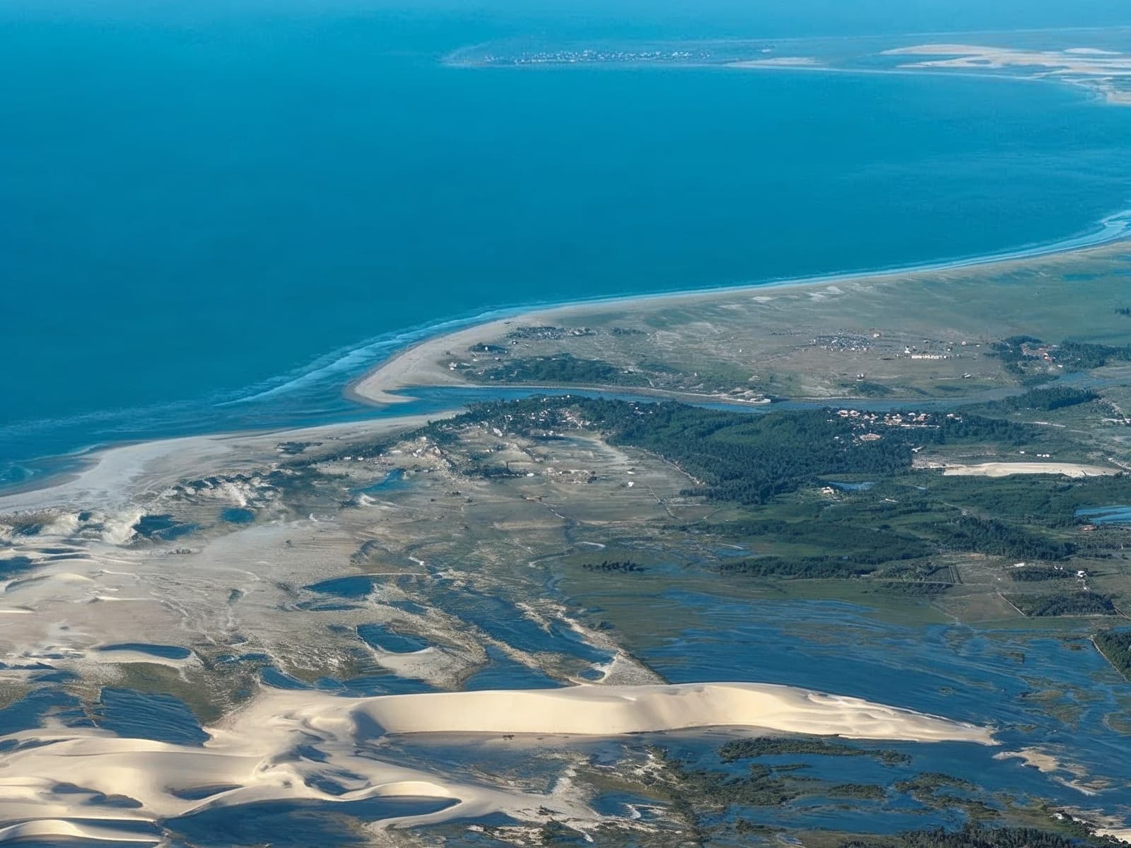 A costa de Moréias vista do alto: dunas, lagoas e o mar até o horizonte