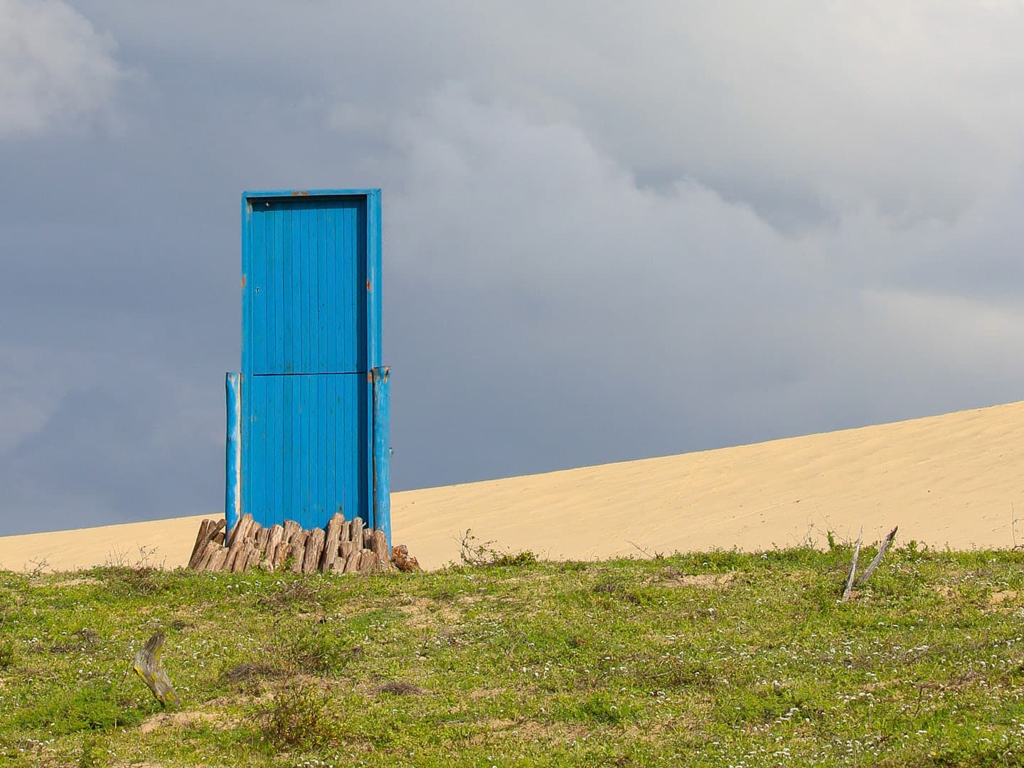 A Porta Azul, sozinha na borda da duna