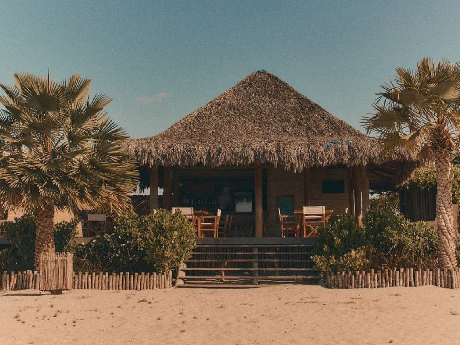 A casa, na praia, na gastronomia de Moréias