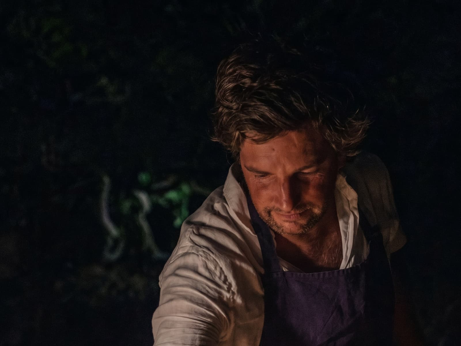 O chef Hervé Witmeur no preparo do serviço, à noite