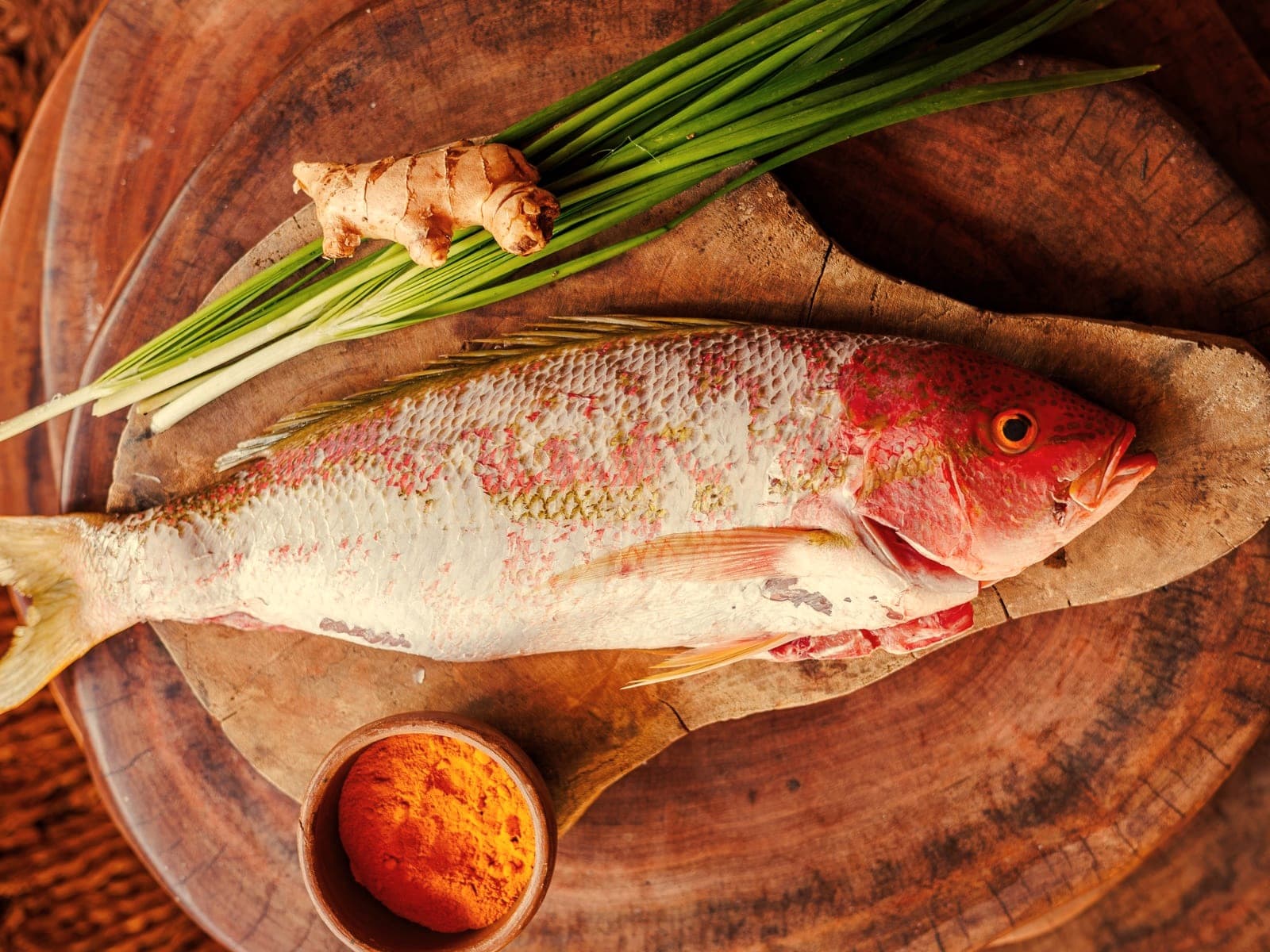 Le poisson du jour, avant le feu, à la table de Moréias
