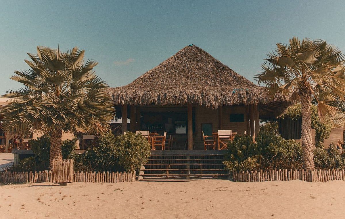 Restaurante Orós, de palha e madeira, na praia de Moréias