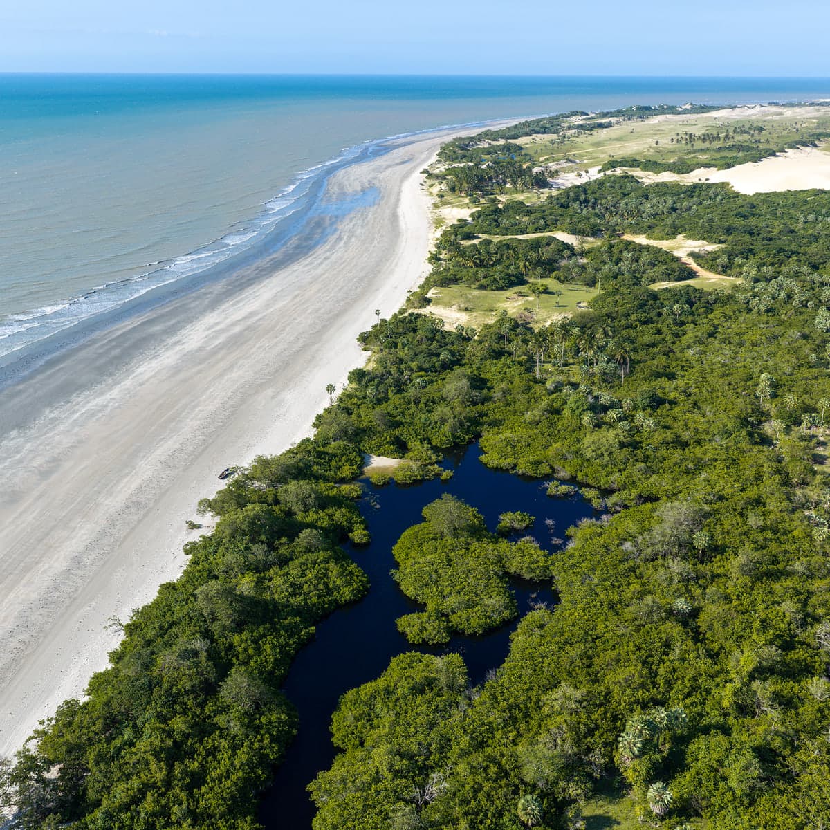 A faixa de praia e a lagoa atrás da restinga, vistas do alto