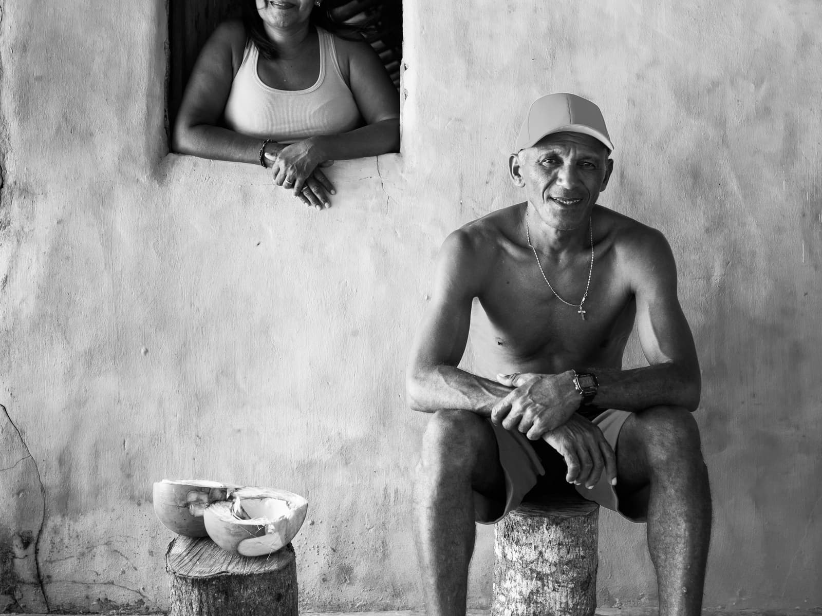 Moradores na porta de casa, na comunidade vizinha