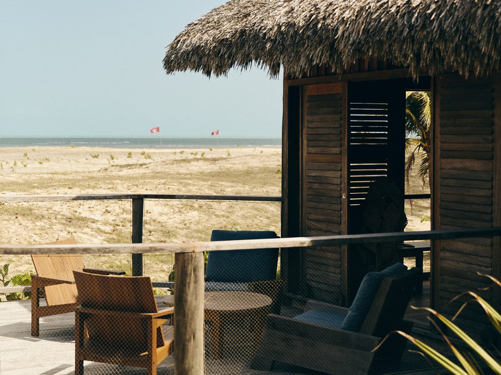 O deck de um bangalô de Moréias, de frente para a praia