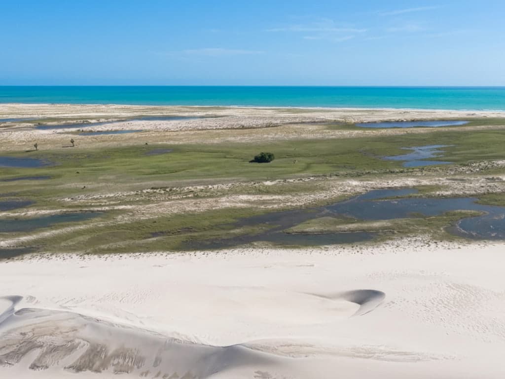 O mar aberto visto do alto das Estâncias