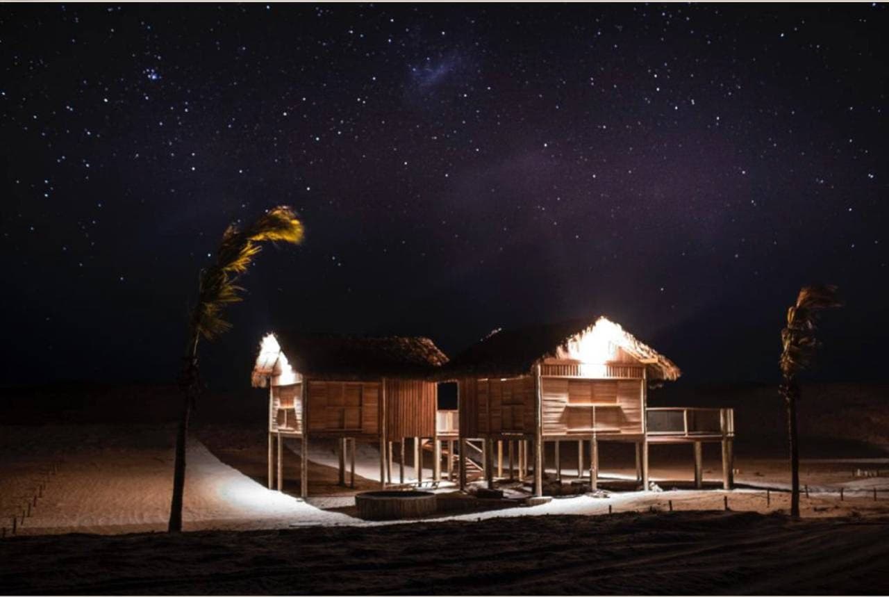 As casas de Moréias à noite: iluminação baixa, off-grid
