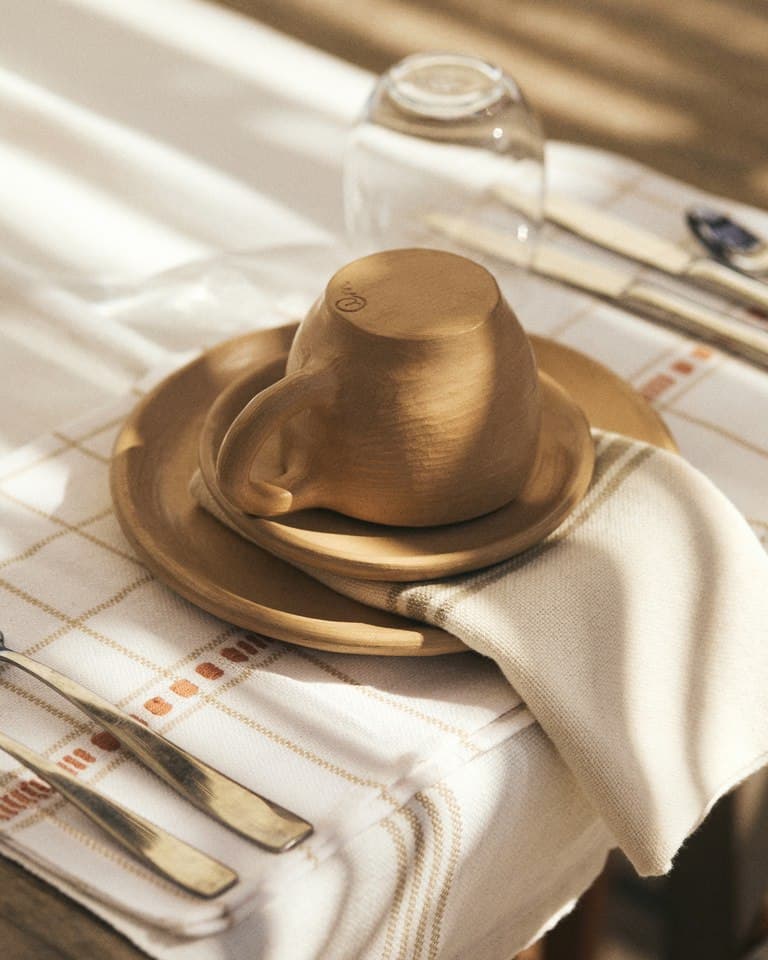 Mesa posta com cerâmica no restaurante Orós