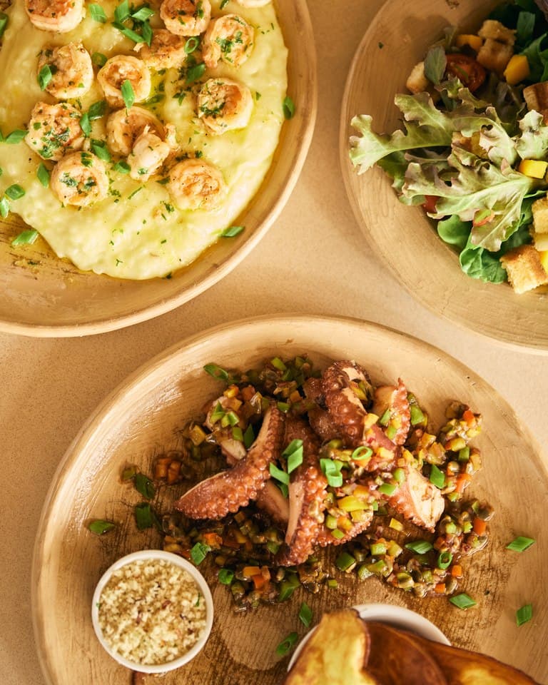 Pratos do Orós vistos de cima, com polvo e ingredientes da horta