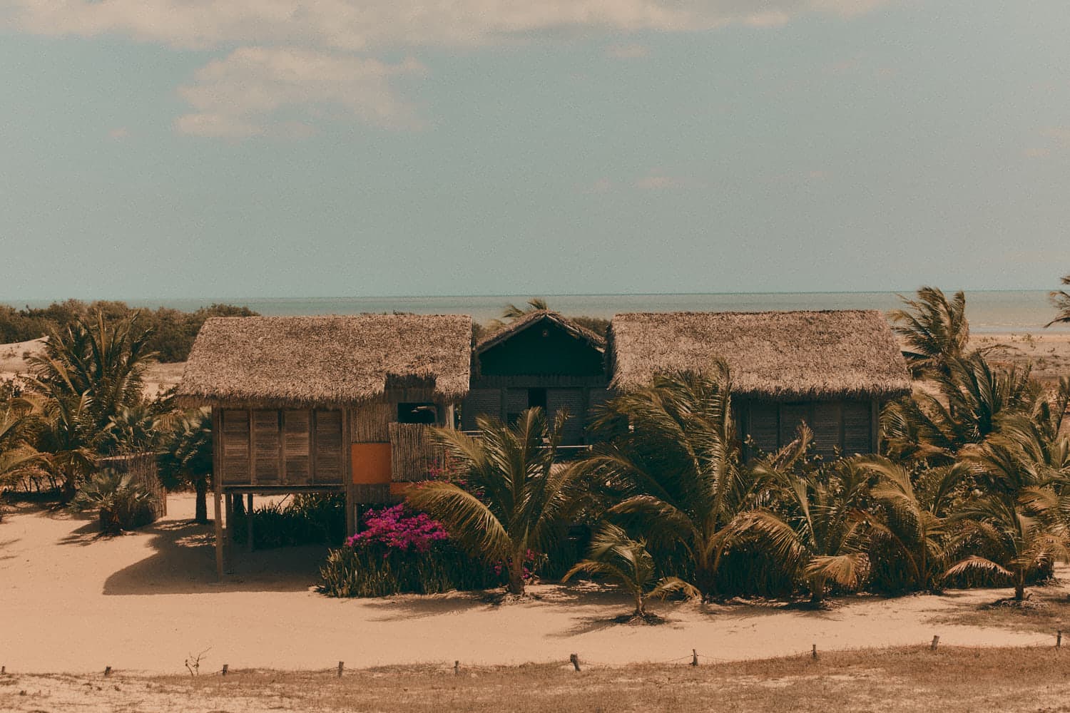 The thatch and wood houses facing the sea, at Moréias