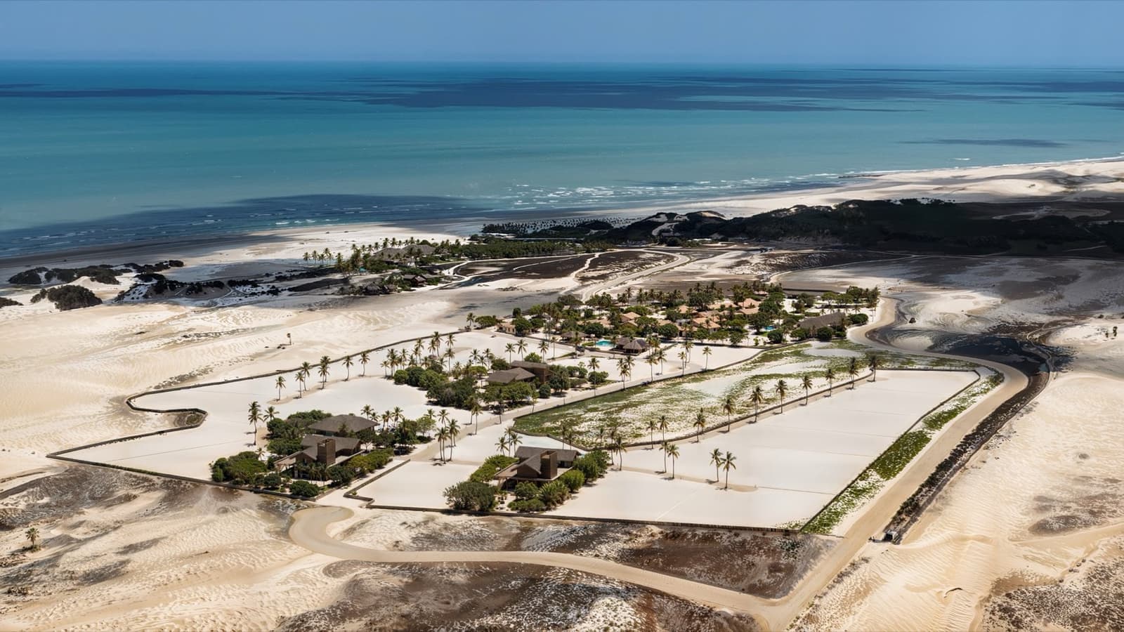 A implantação da Morada, entre as dunas e o mar