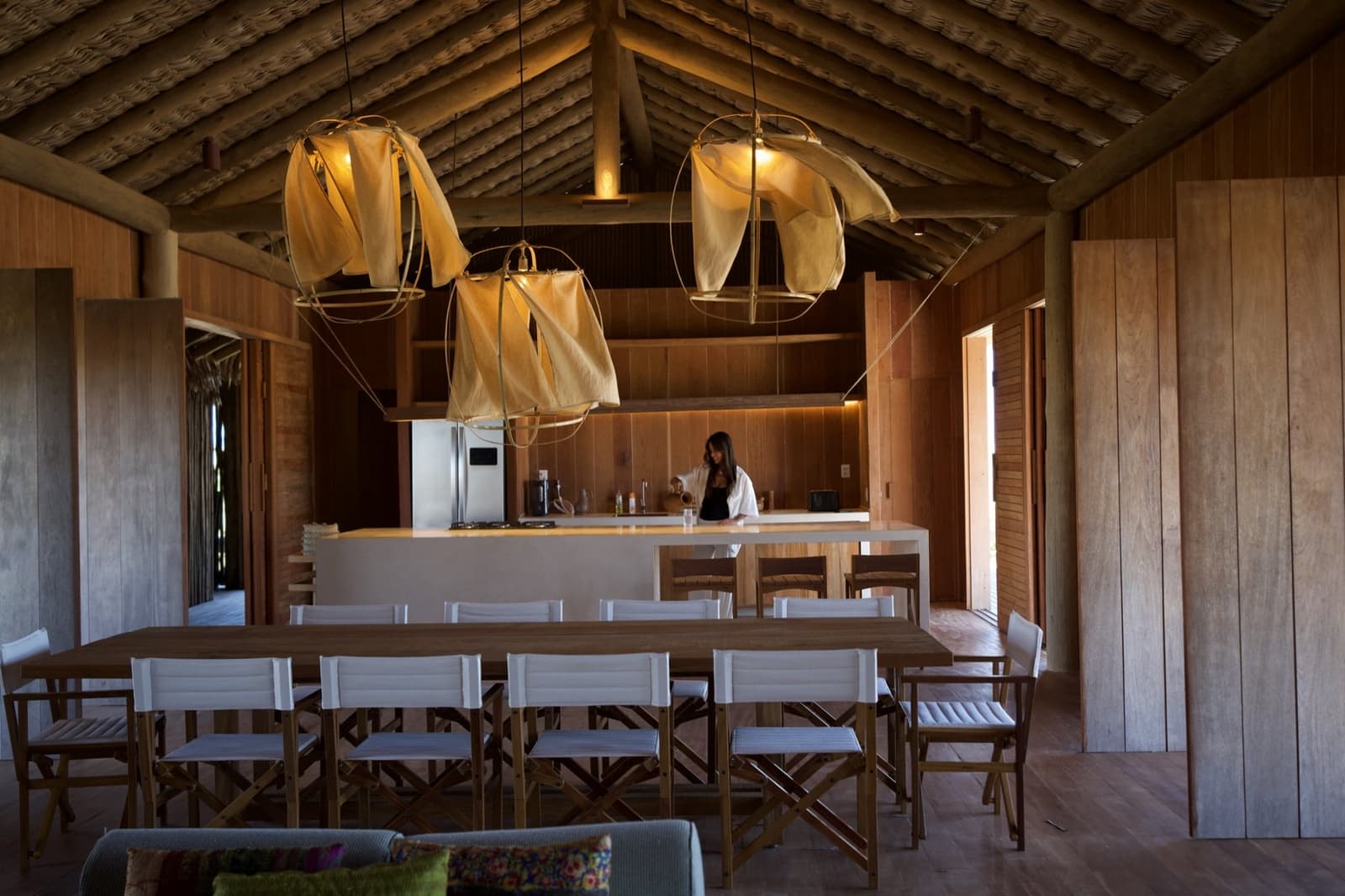 Interior de bangalô em Moréias, no tom da areia