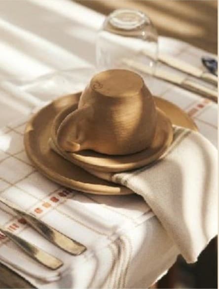 A cerâmica sobre a mesa posta