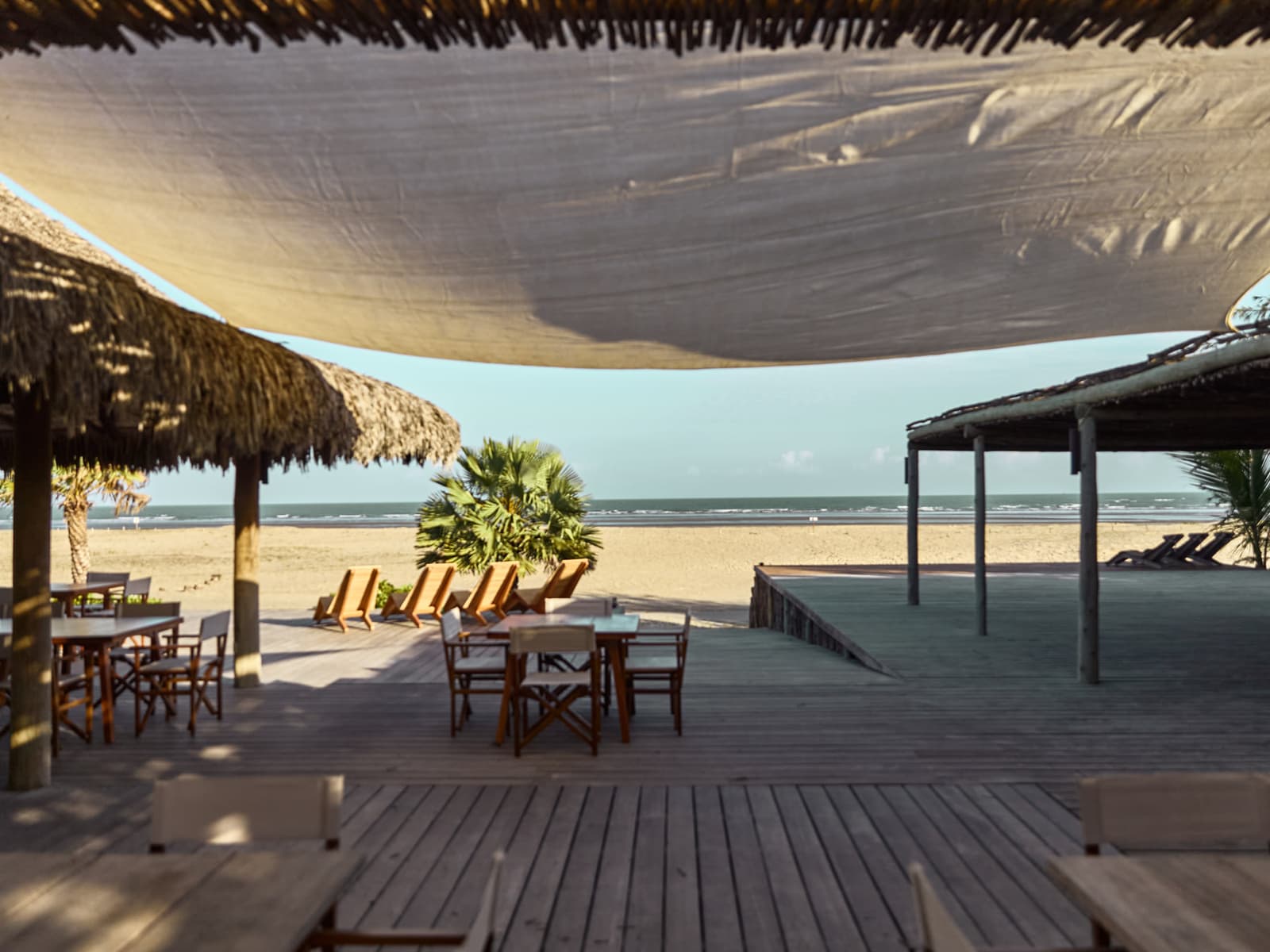 O deck do Orós, aberto para a praia de Moréias