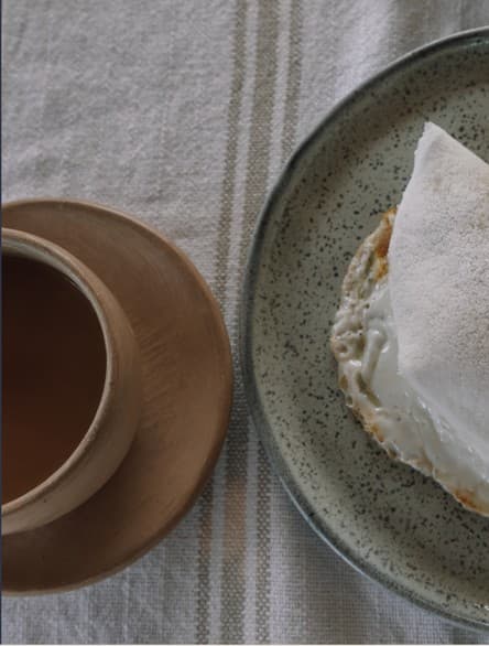 A tapioca e o café, na louça da casa